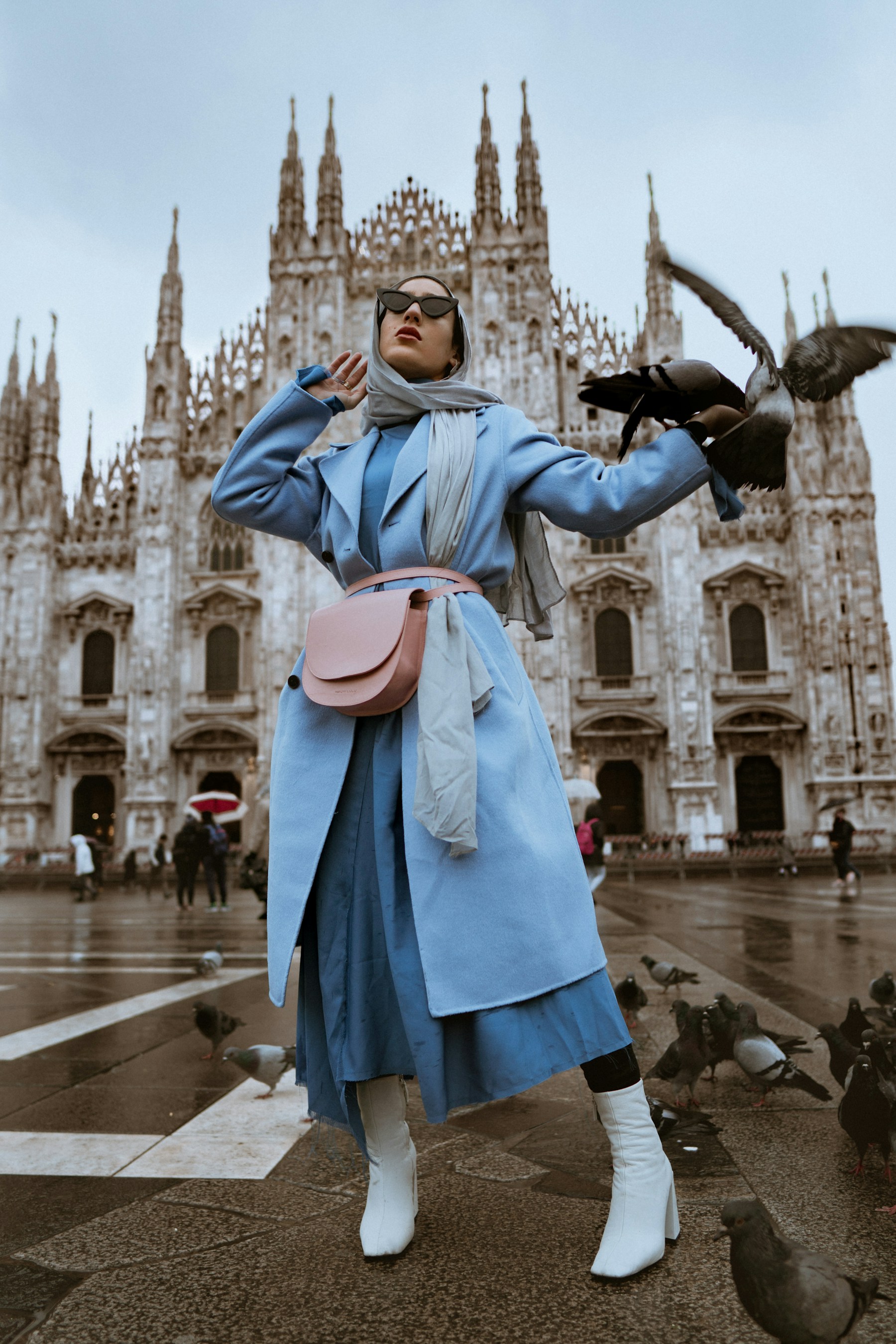Mavi tasarım palto giyen kadın, Milano